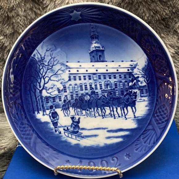 Royal Copenhagen 1992 Queen's Carriage Year Plate - Picture 2 of 16